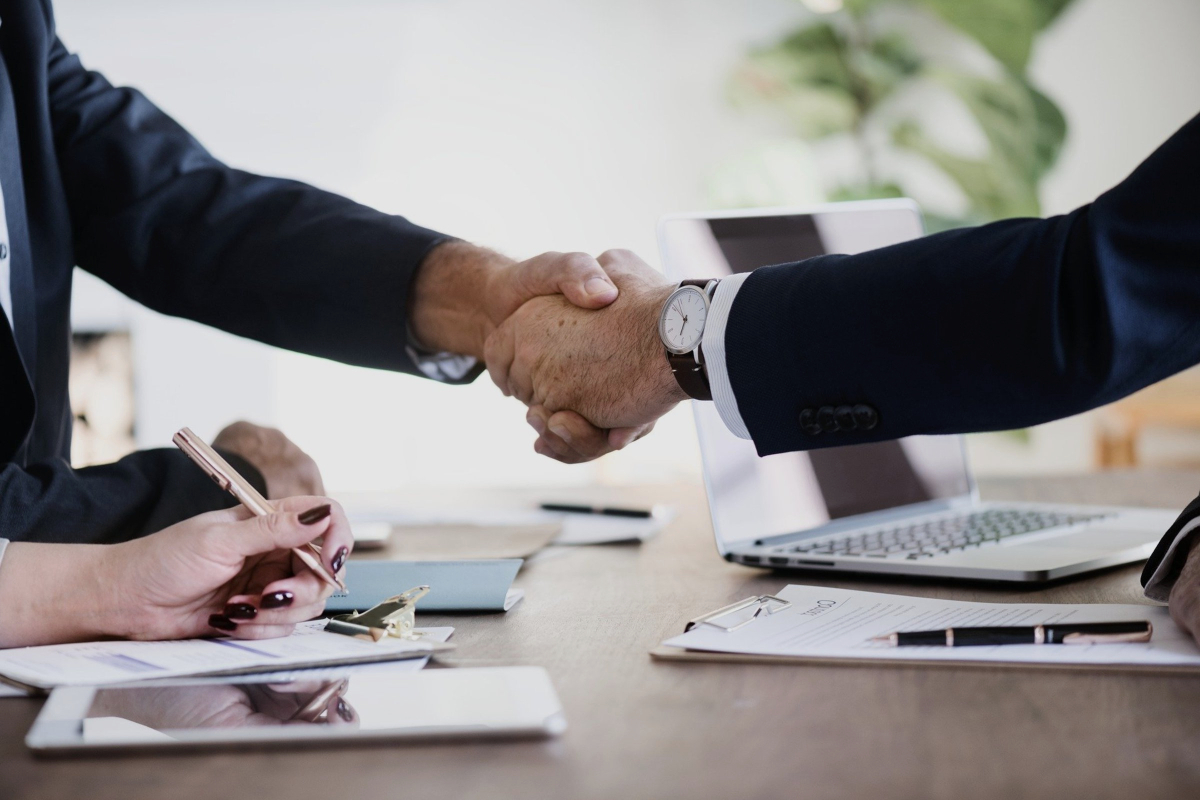 Dos personas firmando un contrato de un seguro de vida
